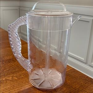 PAMPERED CHEF 2-quart mix and pour pitcher